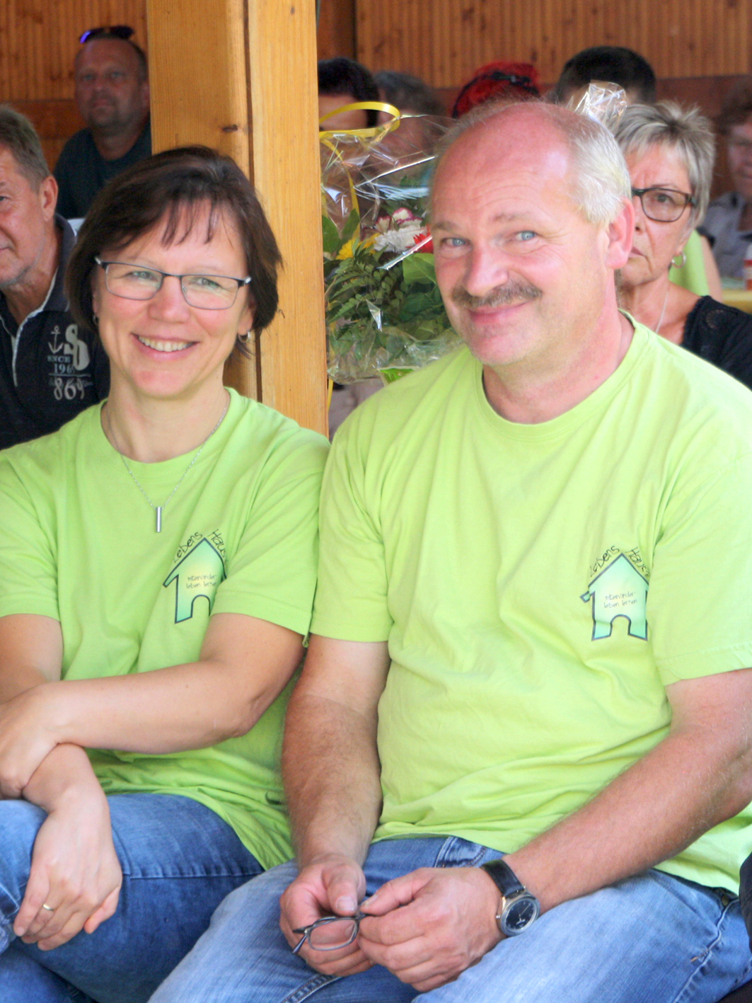 Karin und Frieder in Lebenshaus-Shirts